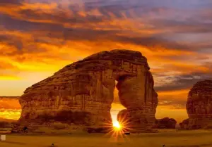 Elephant Rock and Old Town Tour in Hegra